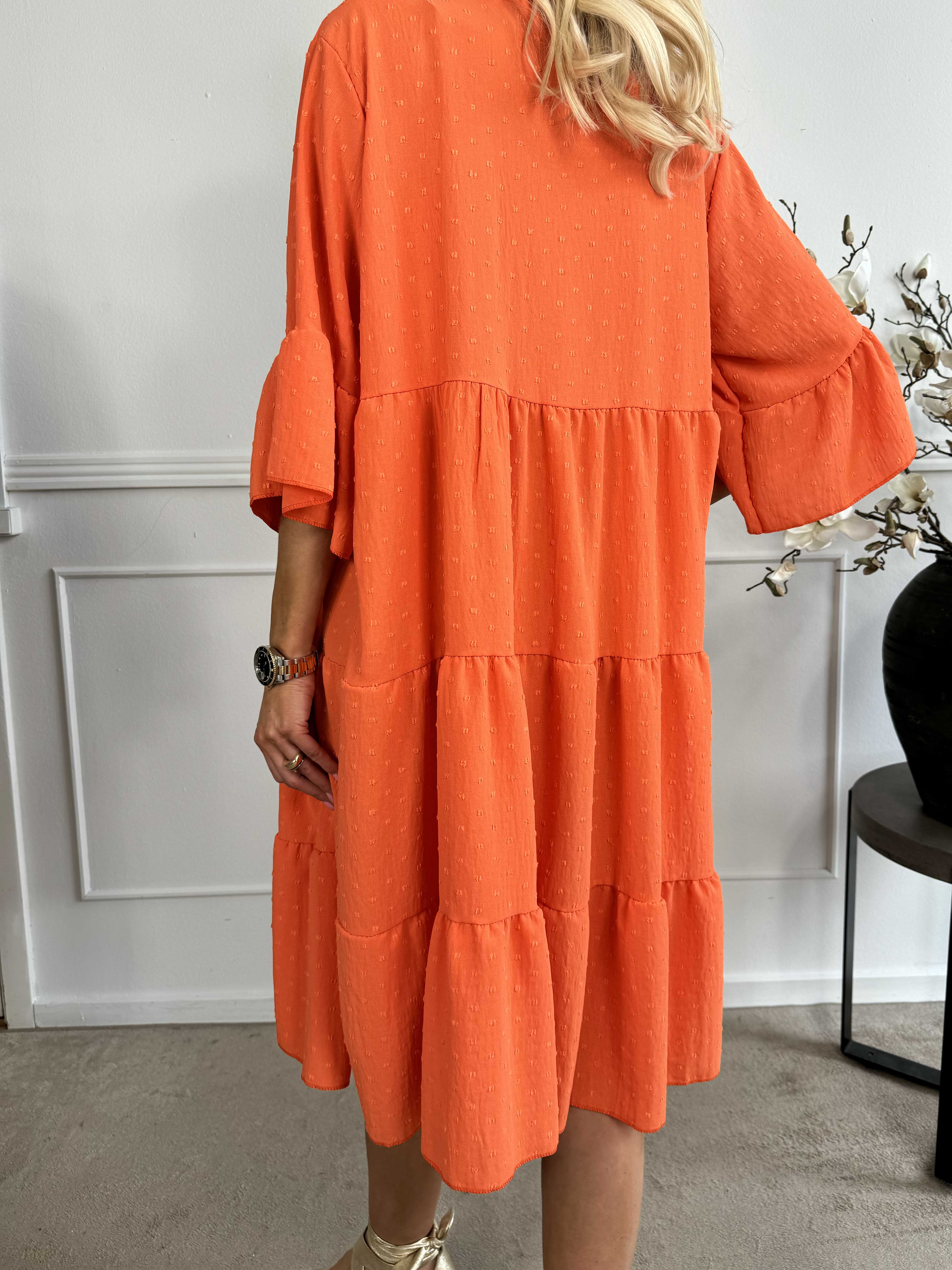 Amanda - Feminin klänning med söta ärmar